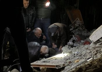 Tërmeti, shihni si është shembur ky pallat në Durrës. Ka njerëz nën rrënoja (FOTO)