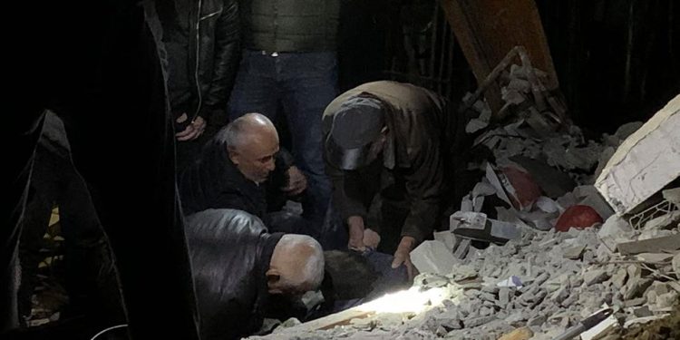 Tërmeti, shihni si është shembur ky pallat në Durrës. Ka njerëz nën rrënoja (FOTO)