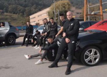 Reperi serb me flamurin shqiptar në klip: Jemi një familje (VIDEO)