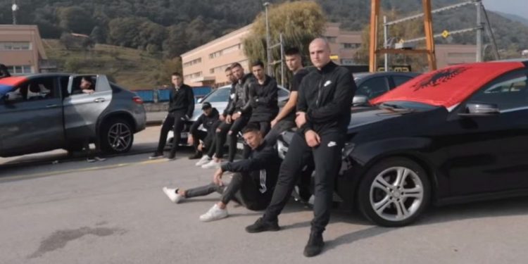 Reperi serb me flamurin shqiptar në klip: Jemi një familje (VIDEO)