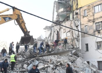 Lajm i mirë, nxirret e gjallë nga rrënojat e tërmetit një grua e moshuar