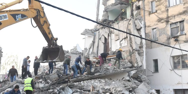 Lajm i mirë, nxirret e gjallë nga rrënojat e tërmetit një grua e moshuar