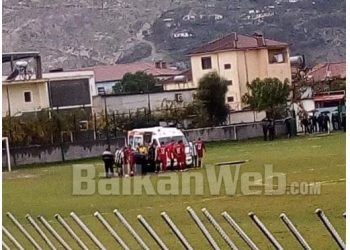 Sërish dhunë në Këlcyrë, rrezikohet jeta e futbollistëve në fushë (VIDEO)