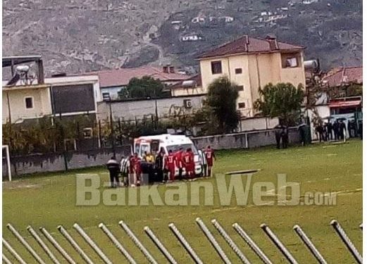 Sërish dhunë në Këlcyrë, rrezikohet jeta e futbollistëve në fushë (VIDEO)