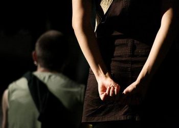 Gruaja rumune rrëfen “të zezat” që ka hequr me burrin shqiptar, dëshmia rrënqethëse