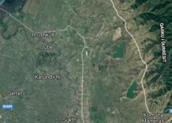 Pamje të frikshme, shihni si çahet toka në Shijak. Hapet kanal 1 km i gjatë (VIDEO)