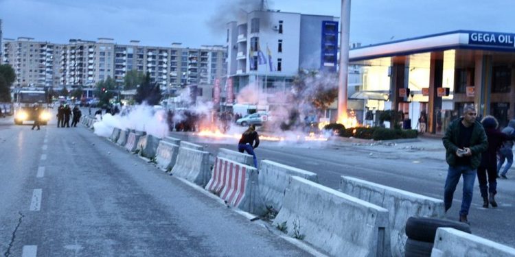 Përplasje të forta në Tiranë, nis shembja e ndërtimeve tek “Astiri” (FOTO)