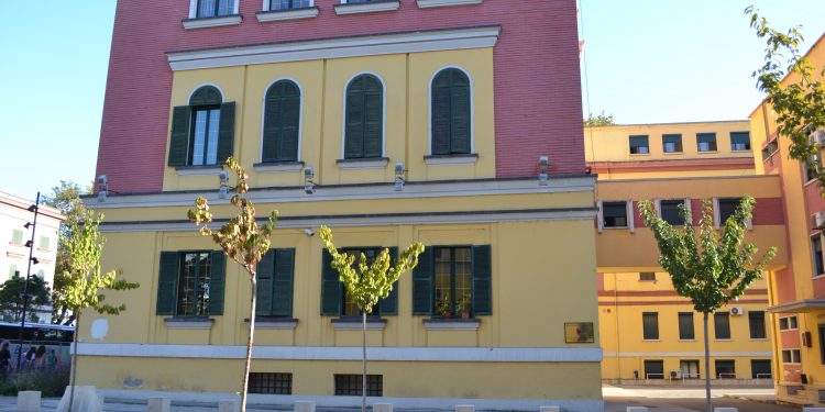 Administrata publike pa rroga, Ministria e Financave sqaron problemin