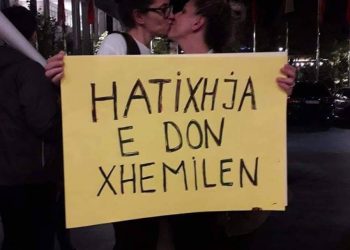 “Hatixheja e don’ Xhemilen”, dy vajzat puthen në mes të Tiranës