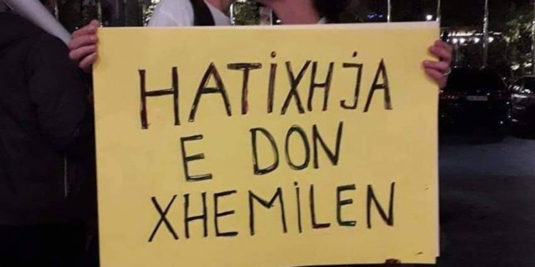 “Hatixheja e don’ Xhemilen”, dy vajzat puthen në mes të Tiranës