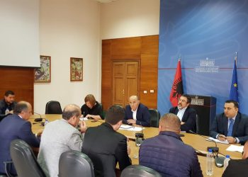 Ministri Çuçi pret në takim fermerët që protestuan, nis puna e përbashkët për adresimin e kërkesave të tyre