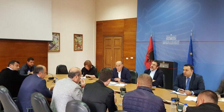 Ministri Çuçi pret në takim fermerët që protestuan, nis puna e përbashkët për adresimin e kërkesave të tyre