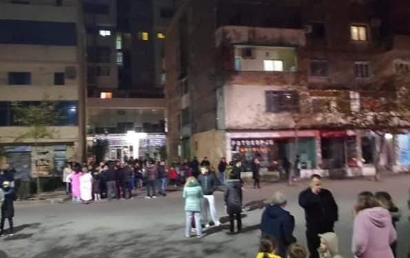 Tërmeti i fuqishëm, raportohet për pallate të rrëzuar në Durrës (FOTO)