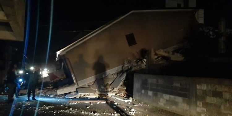 Tërmeti, shihni si është shembur ky pallat në Durrës. Ka njerëz nën rrënoja (FOTO)