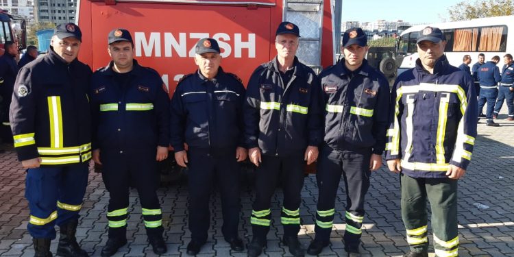 VIDEO/ Tërmeti, zjarrfikësit e Gjirokastrës në Durrës për të ndihmuar në operacionin e kërkim-shpëtimit