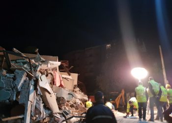 Dy lëkundje të njëpasnjëshme në Tiranë, banorët në panik dalin nëpër rrugë