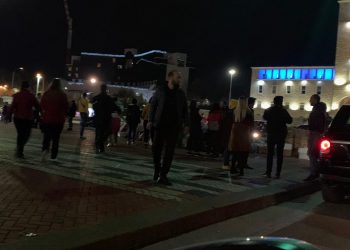 Orë dramatike në Tiranë, njerëzit dalin në shesh me ushqime dhe veshje nga frika e tërmetit (VIDEO)