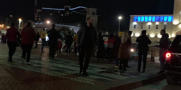 Orë dramatike në Tiranë, njerëzit dalin në shesh me ushqime dhe veshje nga frika e tërmetit (VIDEO)