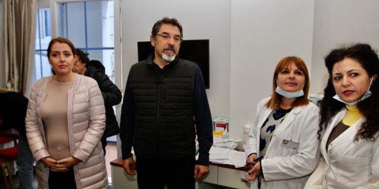 Shërbim mjekësor dhe social për banorët e prekur nga tërmeti, Çuçi e Manastirliu në hotelin ku janë strehuar rreth 350 vetë (FOTO)