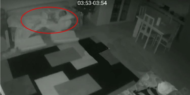 Pamje e pazakontë, qytetari në gjumë as që nuk e ndien tërmetin 6.4 ballë (VIDEO)