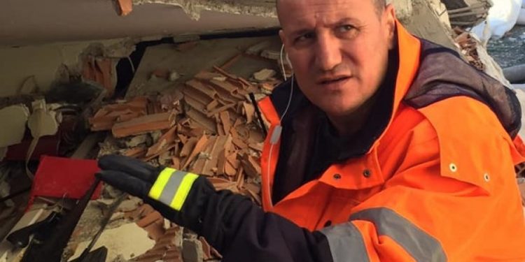 Rrëfimi prekës i zjarrfikësit: Si i gjeta 7 familjarët e mi nën rrënoja