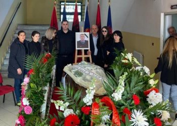 Komisari që humbi jetën nga tërmeti, fjalët prekëse të djalit: Kisha kohë që s’të kisha pa