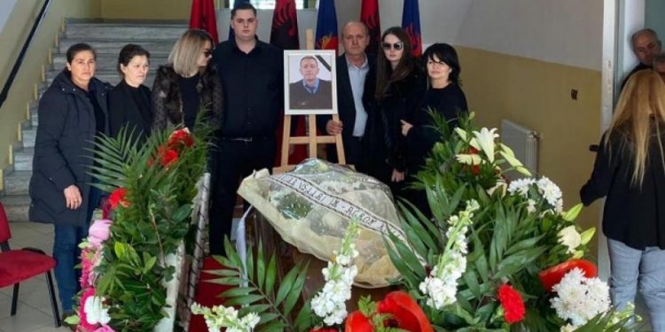 Komisari që humbi jetën nga tërmeti, fjalët prekëse të djalit: Kisha kohë që s’të kisha pa