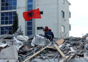 Flamuri kombëtar mbi rrënoja, foto e fotografit nga Tepelena bëhet virale në rrjet