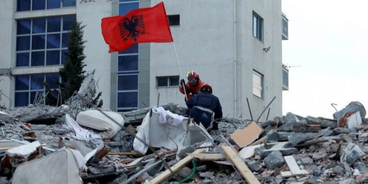 Flamuri kombëtar mbi rrënoja, foto e fotografit nga Tepelena bëhet virale në rrjet