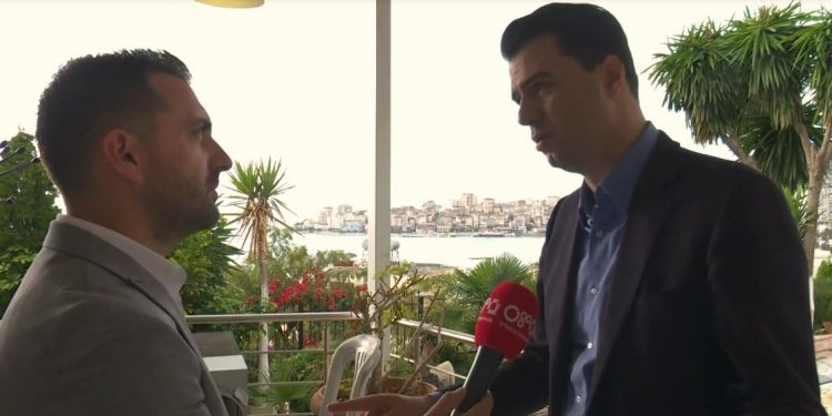 Basha vizitë në Sarandë, mesazh ambasadorëve: Reforma në drejtësi është çështje cilësie, jo shpejtësie (VIDEO)