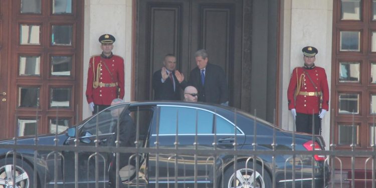 Meta “lëviz gurët”, takohet sot me Berishën në Presidencë