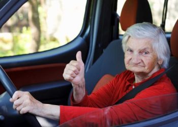 Drejtoi makinën 50 vite pa patentë, e moshuara e pëson në aksident