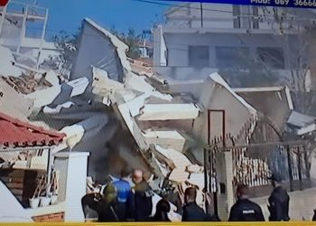 Ishte goditur nga tërmeti, shembet para pak minutash një vilë në Durrës, dyshohet për 8 persona nën rrënoja