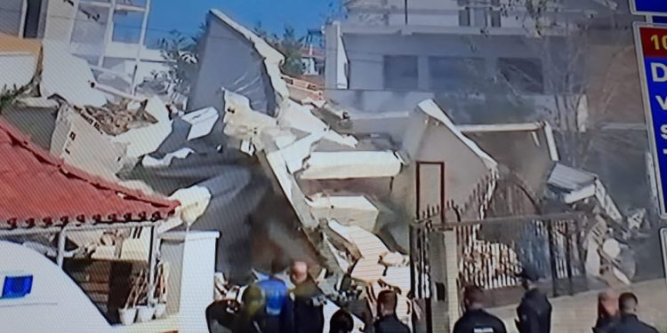 Ishte goditur nga tërmeti, shembet para pak minutash një vilë në Durrës, dyshohet për 8 persona nën rrënoja