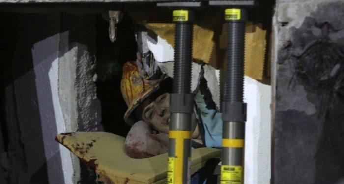 Kërkoi cigaren e fundit dhe mbylli sytë përjetë, ky është i riu që i buzëqeshi vdekjes në Thumanë pas 17 orësh nën rrënoja