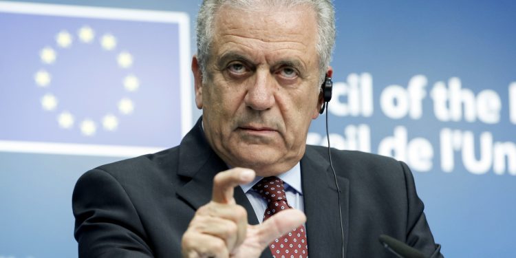 Komisioneri grek apel BE-së: Rishikoni vendimin e negociatave për Shqipërinë