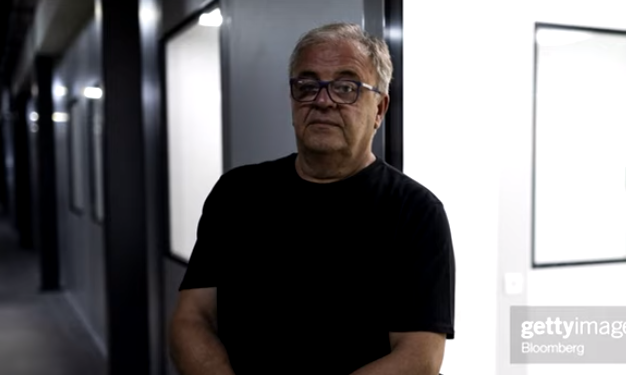 Historia e fermerit, dikur shiste domate e speca, sot prodhon vajin e kanabisit dhe fiton më shumë (VIDEO)