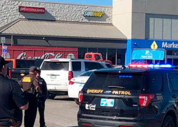 Burri qëllon për vdekje gruan dhe të dashurin e saj në parking (VIDEO)