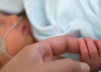 Një mrekulli/ 20 minuta pasi tërmeti shkundi Shqipërinë, vijnë në jetë dy binjakët (VIDEO)