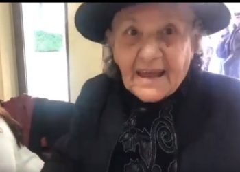 Dha ndihma për të prekurit nga tërmeti, e moshuara prek me fjalët e saj: Jetoj vetëm ‘me kapelen’. Njerëzit sot duan pasurinë, jo njëri-tjetrin