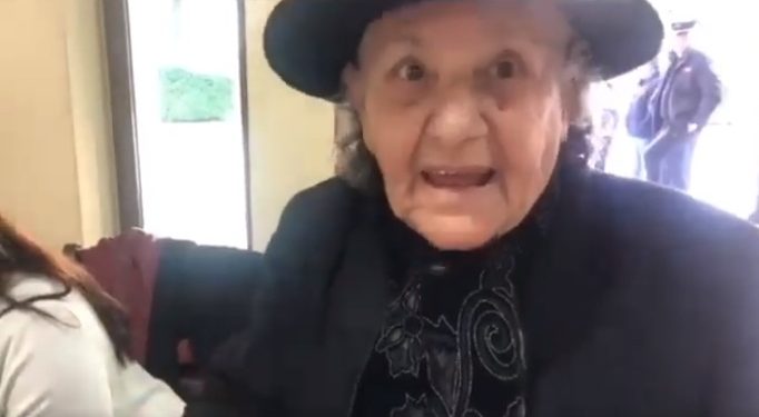 Dha ndihma për të prekurit nga tërmeti, e moshuara prek me fjalët e saj: Jetoj vetëm ‘me kapelen’. Njerëzit sot duan pasurinë, jo njëri-tjetrin