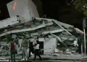 Tërmeti/ Shembet plotësisht një pallat në Durrës, banorët ngecin nën rrënoja