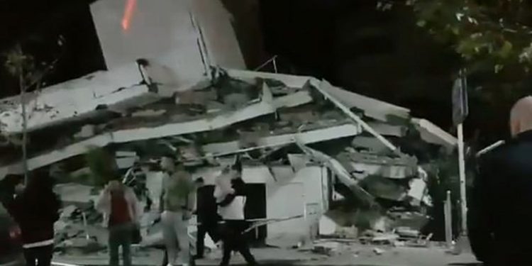 Tërmeti/ Shembet plotësisht një pallat në Durrës, banorët ngecin nën rrënoja