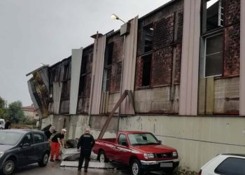 Tornado godet Greqinë, shihni si shkatërrohet kjo fabrikë (VIDEO)