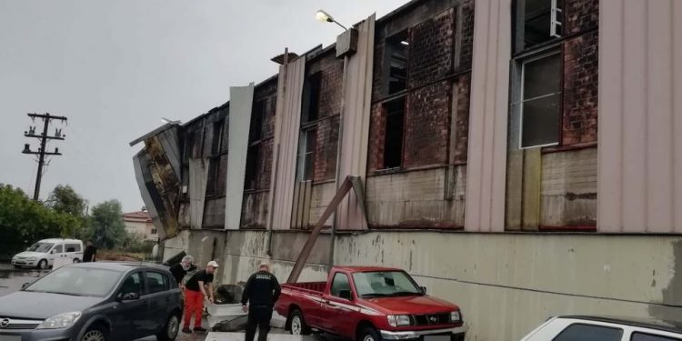 Tornado godet Greqinë, shihni si shkatërrohet kjo fabrikë (VIDEO)