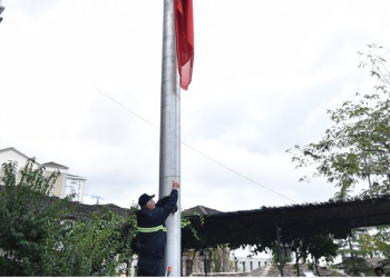 Nga Durrësi në Gjirokastër, zjarfikësi Maksi Çani griti sot flamurin kombëtar për 28 Nëntor (FOTO)