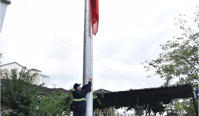 Nga Durrësi në Gjirokastër, zjarfikësi Maksi Çani griti sot flamurin kombëtar për 28 Nëntor (FOTO)
