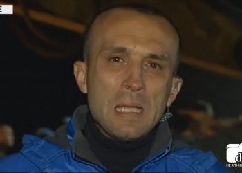 Tërmeti, gazetari i TCH qan në transmetim direkt teksa jep lajmin për dy rinj që u gjetën pa jetë nën rrënoja