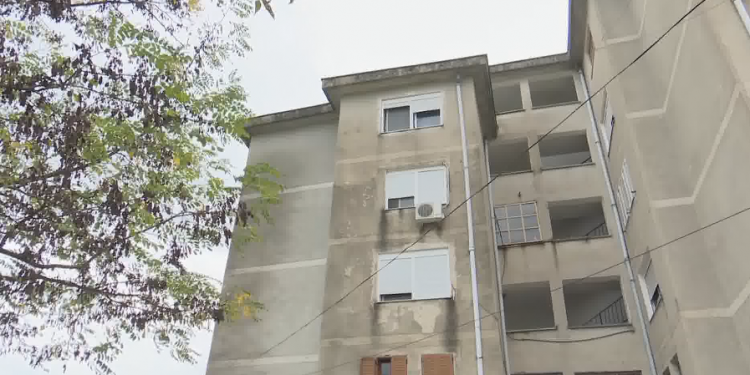 Gjirokastër, rikthehet rreziku tek pallati në lagjen “Punëtori” (VIDEO)
