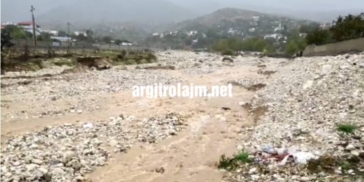 ‘Tërbohet’ përroi i Çullos në Gjirokastër, shihni pamjet (VIDEO)